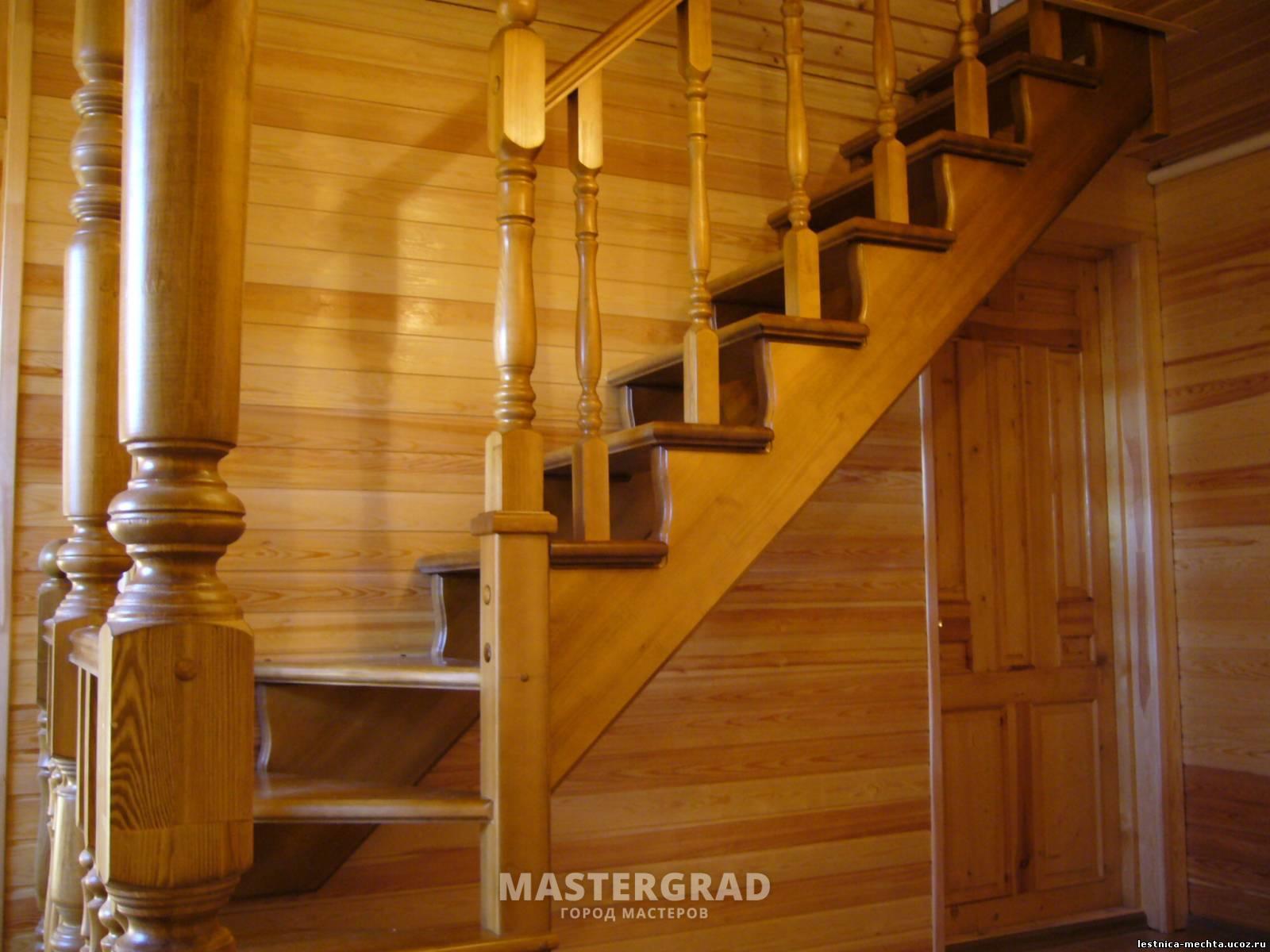 Лестницы в частном доме фото дерево. Деревянная лестница. Деревянные лестницы в частном доме. Лестница на косоурах деревянная. Деревянная лестница в деревянном доме.