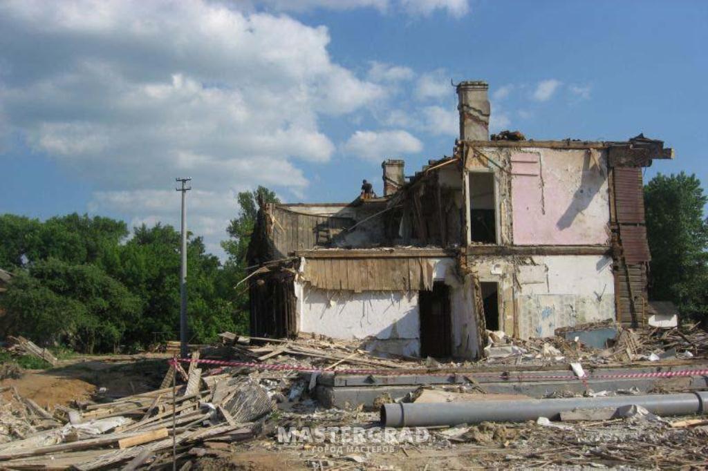 Загородный разбор. Разбор построек. Фото демонтаж ветхих строений зданий. Дом советов снос. Демонтаж ветхих построек ч/б вектор.