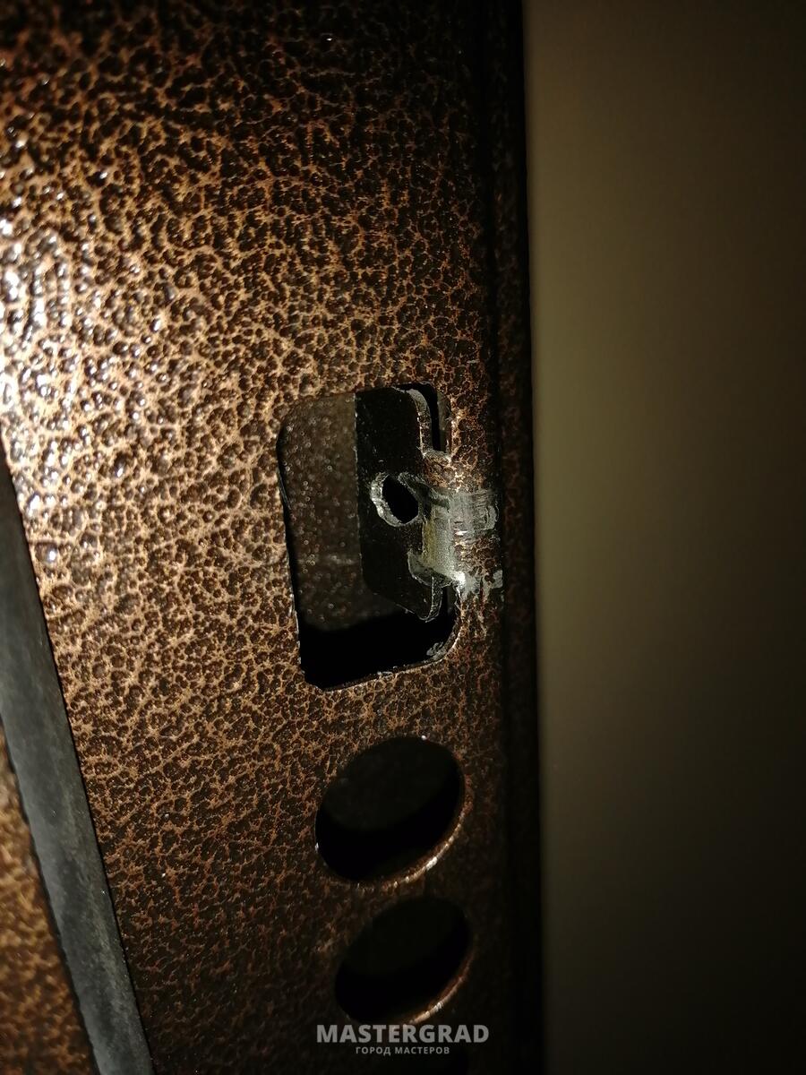 Не работает защелка на входной металлической двери