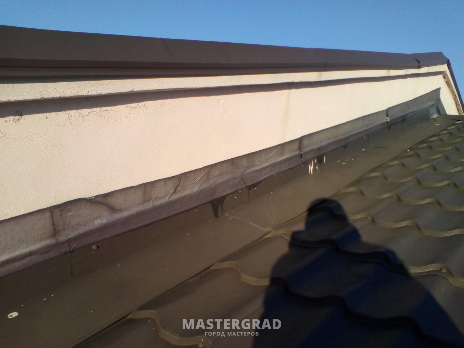  замазать швы на крыше металлического гаража - фото