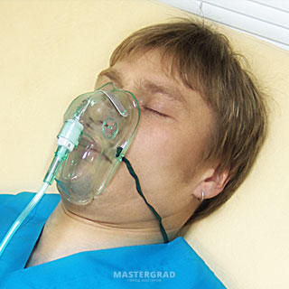 Через носовой катетер. Маска кислородная Apexmed. Кислородная маска оксигенотерапия. Оксигенотерапия через маску. Носовая маска для оксигенотерапии.