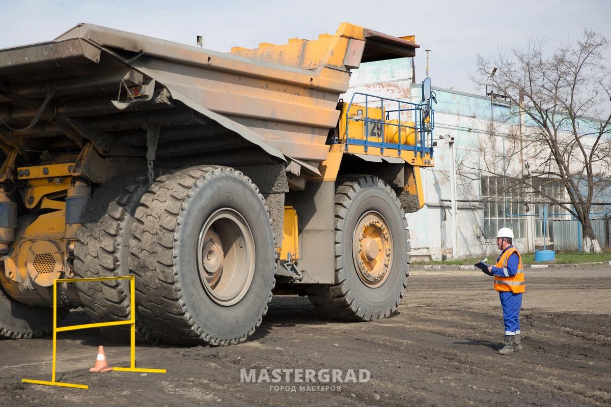 Водитель белаза. БЕЛАЗ 7555. Водитель БЕЛАЗ 7555. БЕЛАЗ 7555в кр2799. БЕЛАЗ 7555 перевозка.