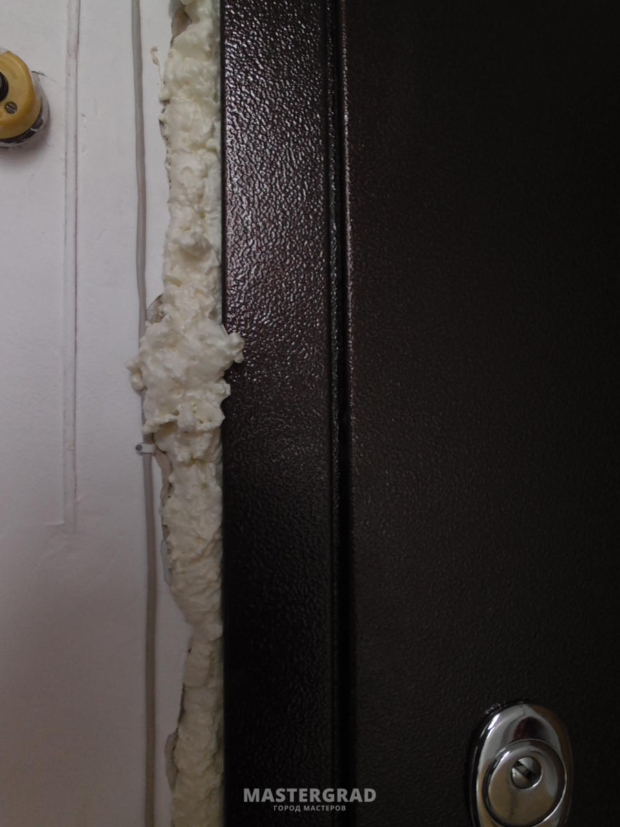 Чем отмыть входную дверь. Входная дверь монтажная пена. Монтажная пена для дверей. Запенили дверь. Запененная железная дверь.