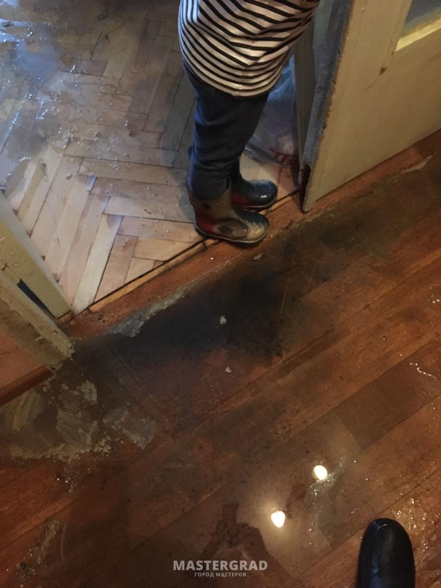 Сонник затапливает квартиру. Затопило квартиру. Потоп в квартире. Затопили соседи. Прорвало трубу в квартире фото.