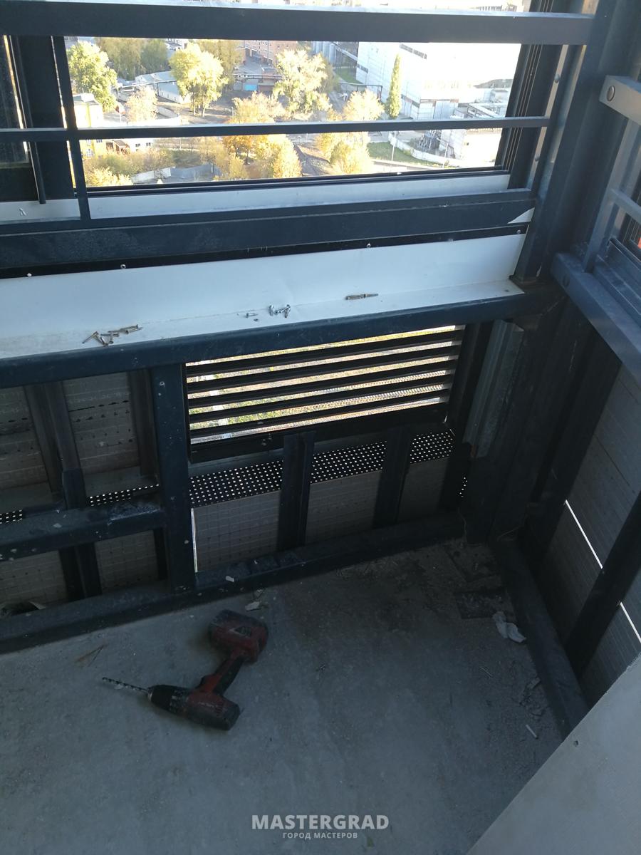 Вентиляционная решетка на балконе сбоку