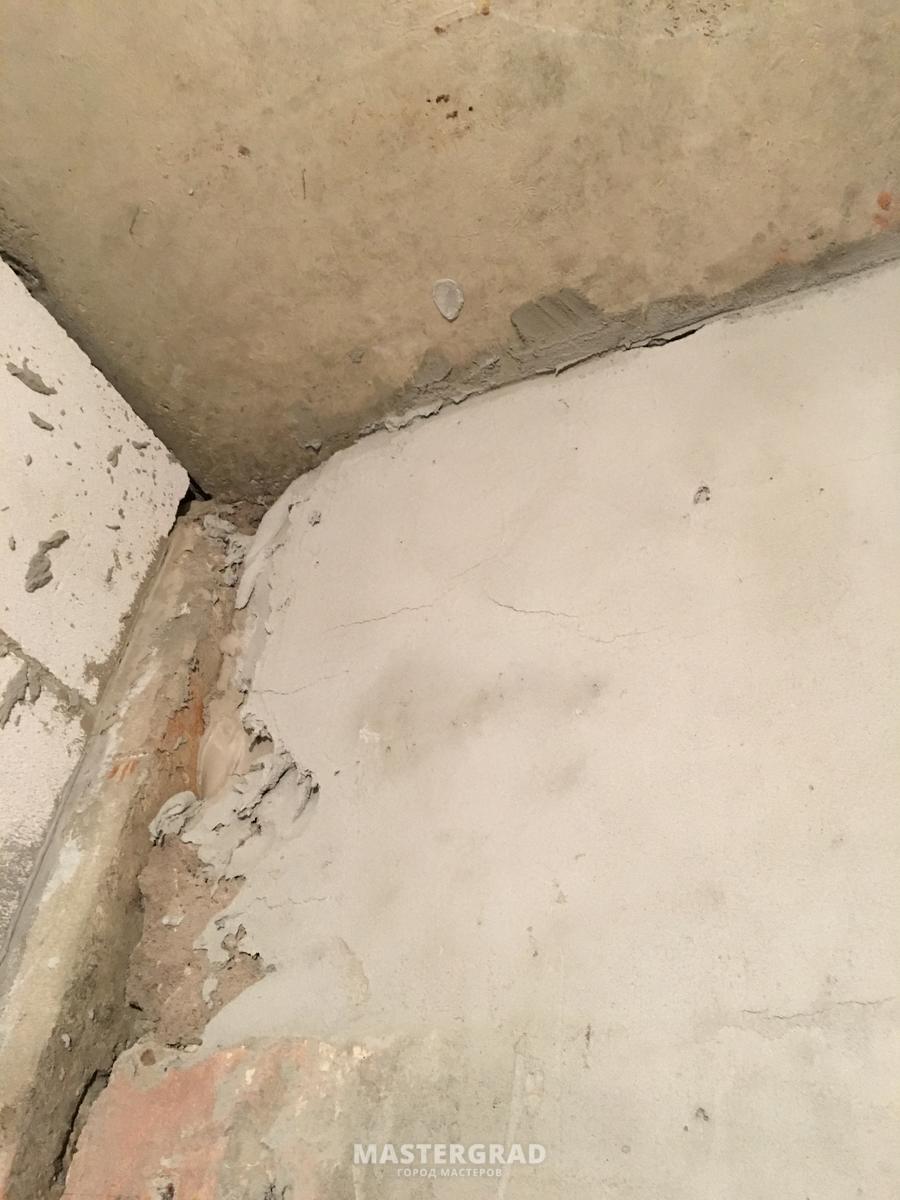 Трещины высыхания. Потрескалась штукатурка в ванной. Трещины на цементной штукатурке под плитку. Цементная штукатурка покрылась трещинами. Штукатурка после высыхания.