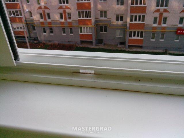 Дренажные отверстия окна