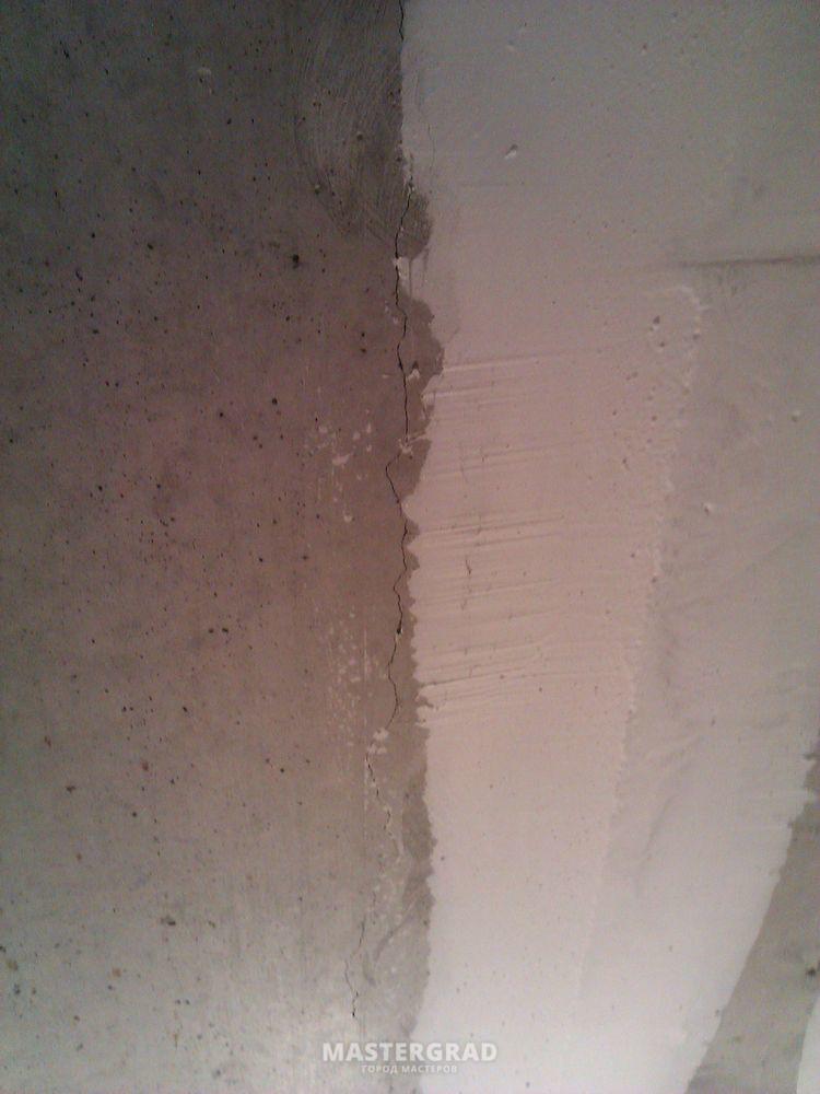 Допускается ли трещина. Трещина на потолке в панельном доме. Микротрещины в панельных домах. Трещина в монолитном потолке. Волосяные трещины на потолке в квартире.