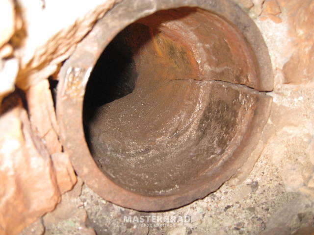 Трещина в канализационной трубе