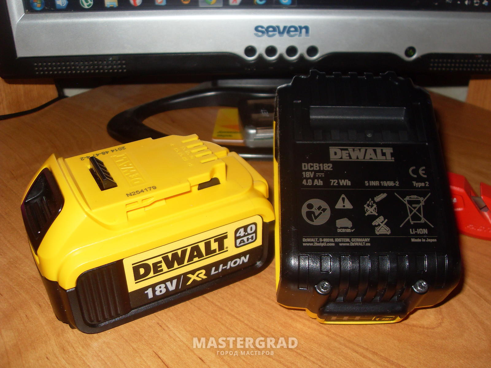 D k b. Зарядка DEWALT аккумуляторный 18 вольт. DEWALT 220 вольт с аккумулятора. Зарядное DEWALT 101. Аккумуляторы девольт DCD 208.