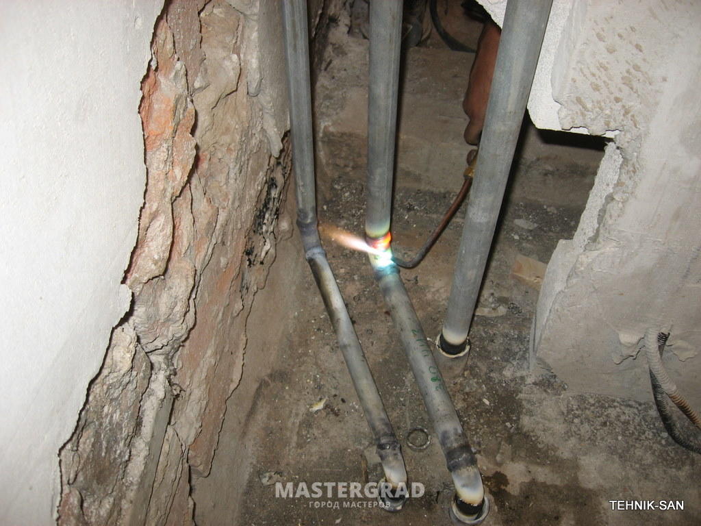 Открытые стояки. Перенос водопроводных труб в квартире. Трубы отопления в стене. Перенос труб водоснабжения. Труба водопроводная подъезд.