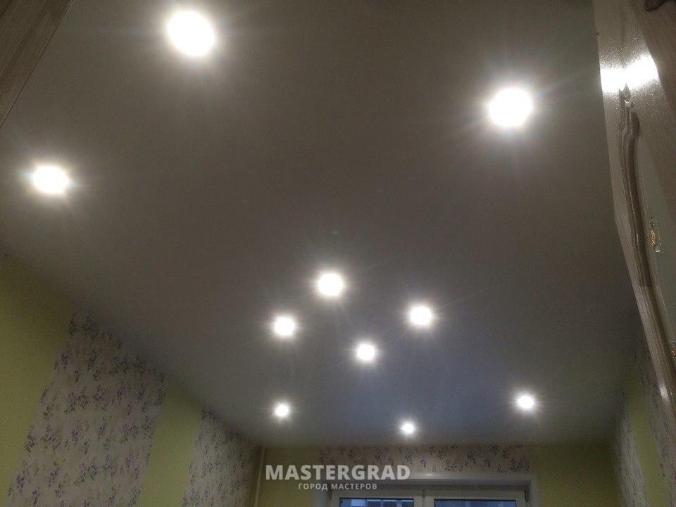 Расположение светильников на натяжном потолке в зале 18 кв м без люстры фото