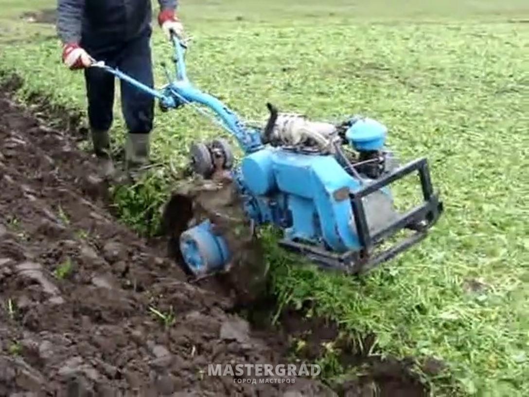 Вспашка мотоблоком мтз. Мотоблок МТЗ вспашка. Мотоблок МТЗ 12.осенняя вспашка. Вспашка мотоблоком МТЗ 05. Вспашка огорода мотоблоком МТЗ.