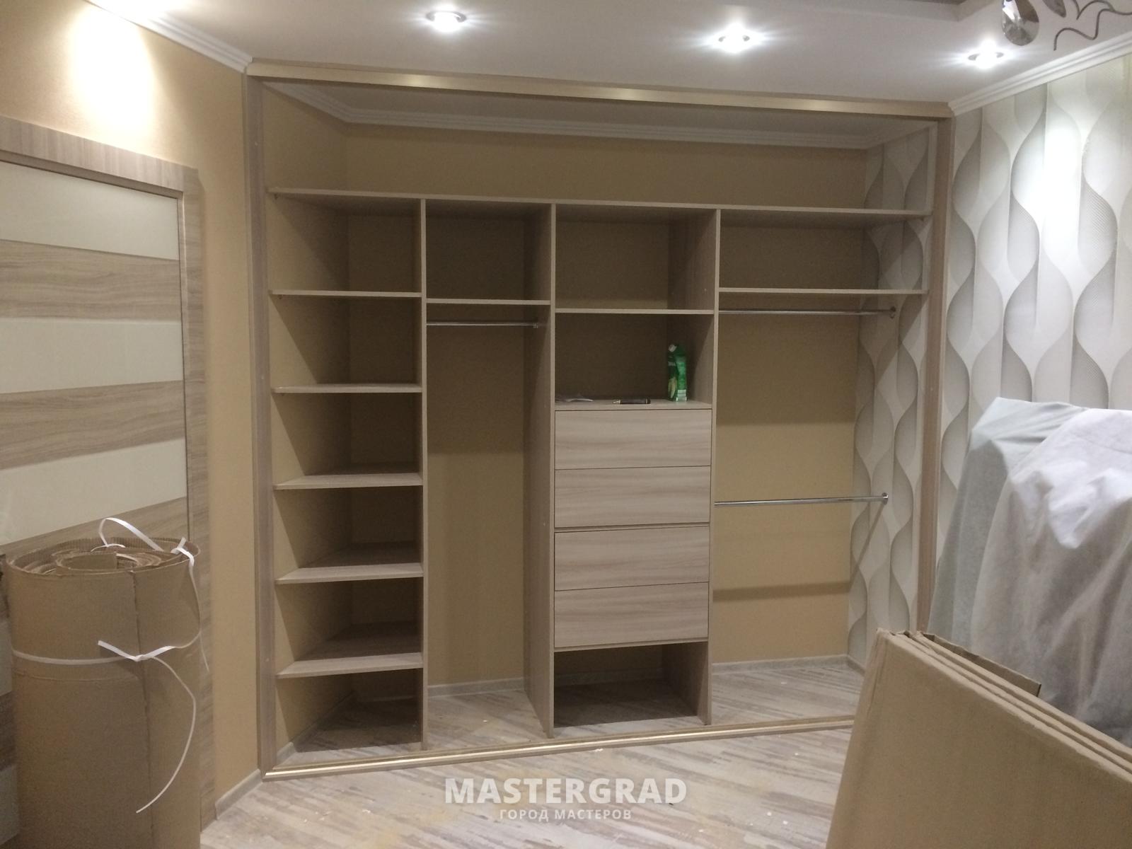 Встроенный шкаф в хрущевке в комнате