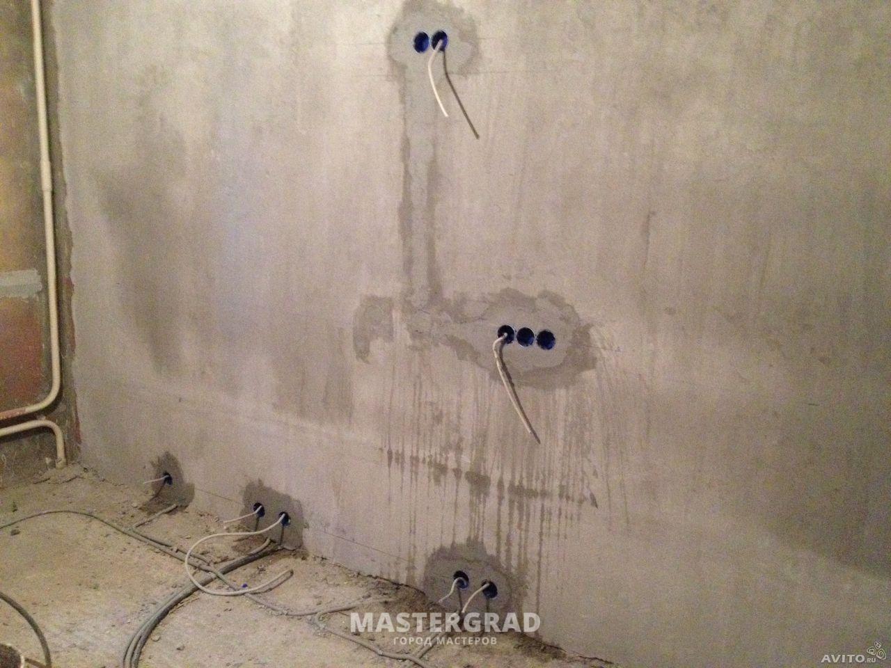 Штробим в ванной. Штробление стен под кабель для розеток. Электромонтаж штробление. Монтаж скрытой электропроводки. Электропроводка в ванной комнате.