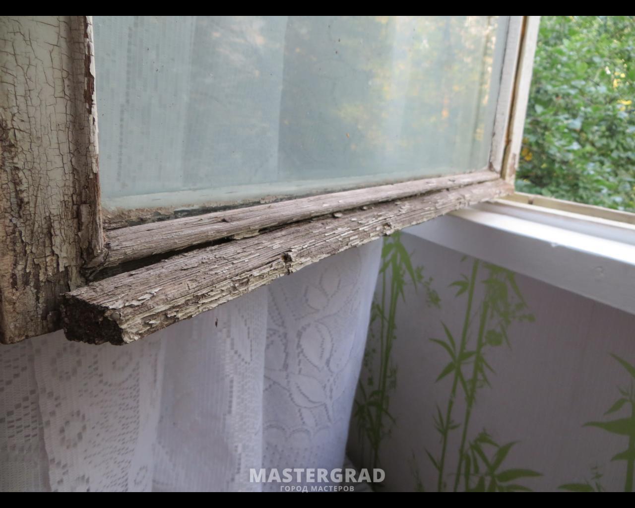 Трещины на подоконнике. Старый подоконник. Советские деревянные окна. Щели в оконных рамах. Щели в старых деревянных окнах.