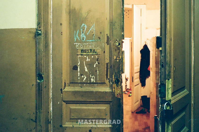 Подъезд с открытой дверью. Старая дверь в квартиру. Советская дверь в квартиру. Старая дверь в подъезде. Дверь в коммунальную квартиру.